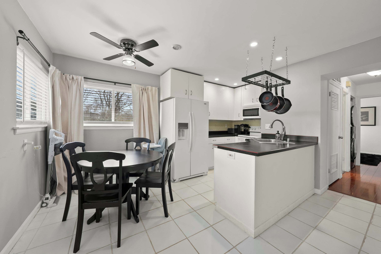 Private kitchen, OSU + Downtown Spacious 4BR Sleeps 8, Franklin