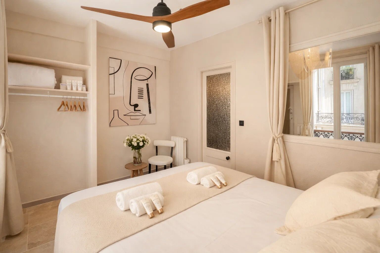Room 4, 834 Biscornet2, Paris