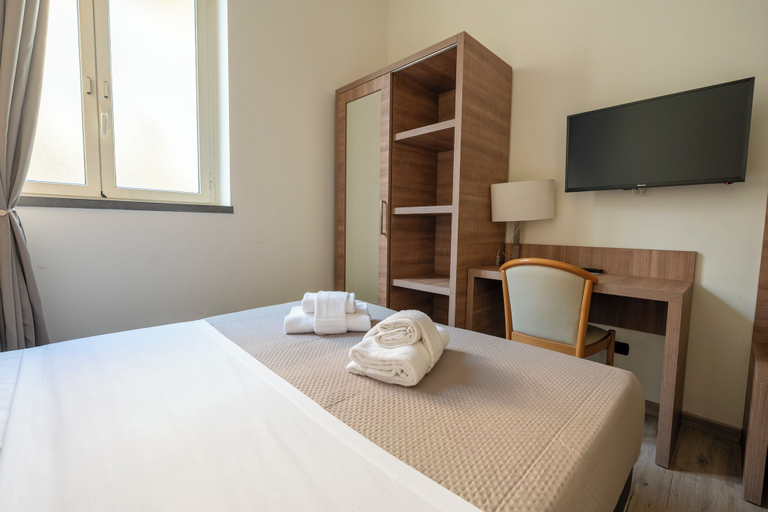 Bedroom 5, Casa per ferie S. Maria alle Fornaci, Rome