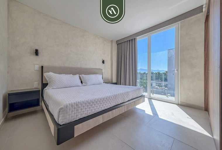 Room 4, Luxury 2 BR Condo Near Beaches - Pools - Gym, Compostela