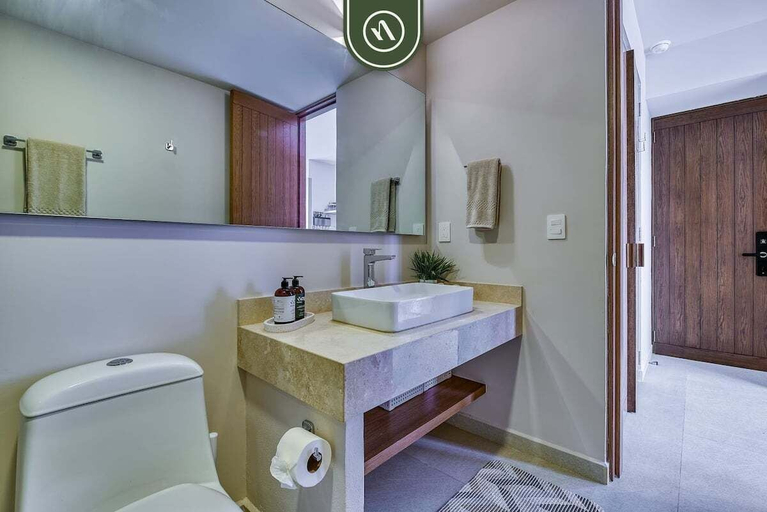 Bathroom 2, Brand New Studio - 2 Min to Beach - Rooftop Pool, Compostela