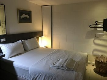 Others 2, Somewhere to Escape - Hometel, Bang Rak