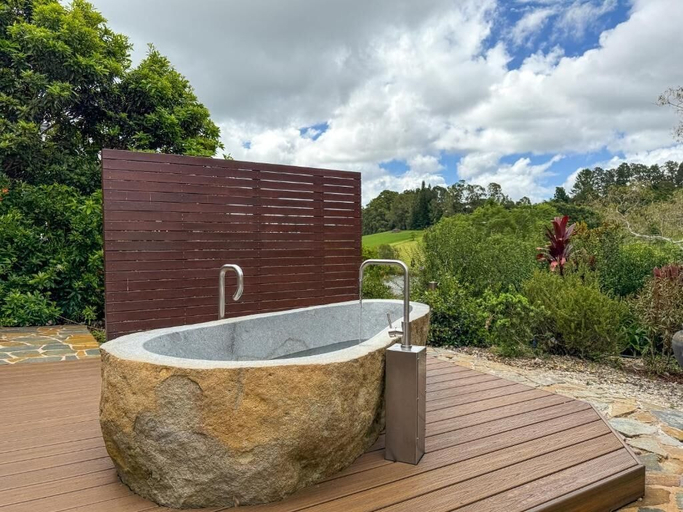 Outdoor spa tub, Lakes Edge Retreat, Eacham