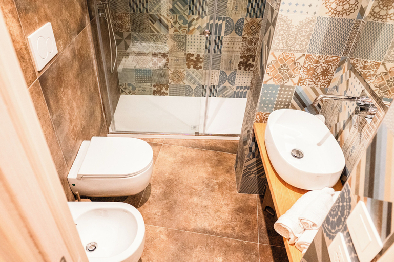Bathroom 5, Pachita Seaside Rooms, Bari