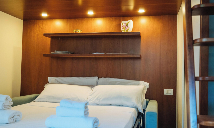 Others 4, Aurelia Harbour 103, Savona