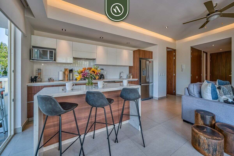Private kitchen 5, 2BR Condo With Rooftop Pool - 2 Min Walk to Beach, Compostela