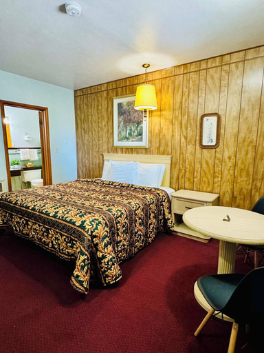 Bedroom 4, Hillcrest Motel, Norton