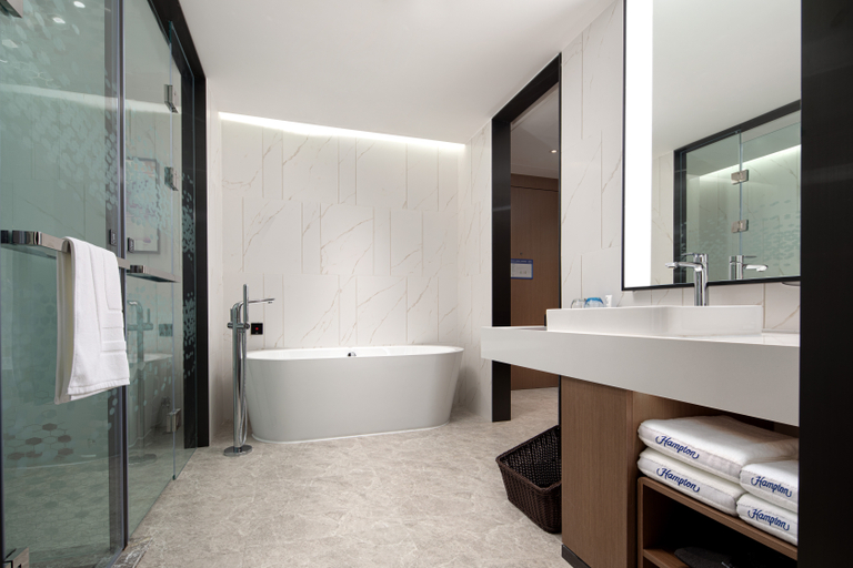 Bathroom 3, Hilton by Hampton Chengdu North Railway Station, Chengdu