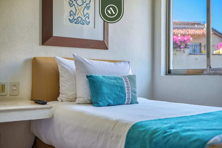 Room 4, Beachfront 2 BR Condo - Beach - Pools - Tennis, Puerto Vallarta