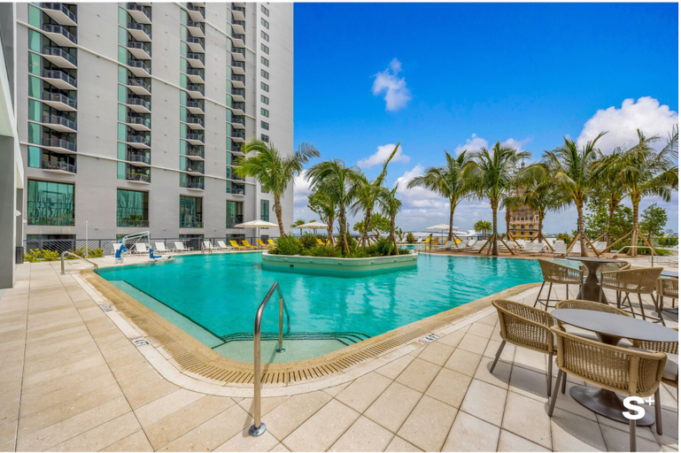Pool 4, Luxe 2-BD Condo in Downtown - City Views, Miami-Dade