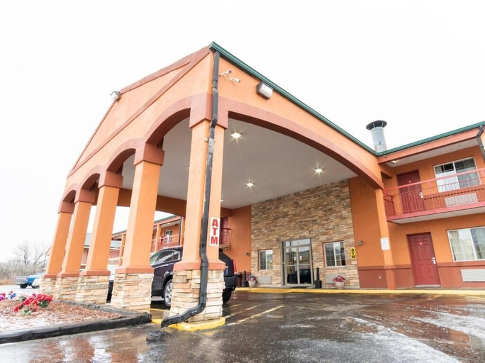 Exterior, Budget Host Inn, Saline