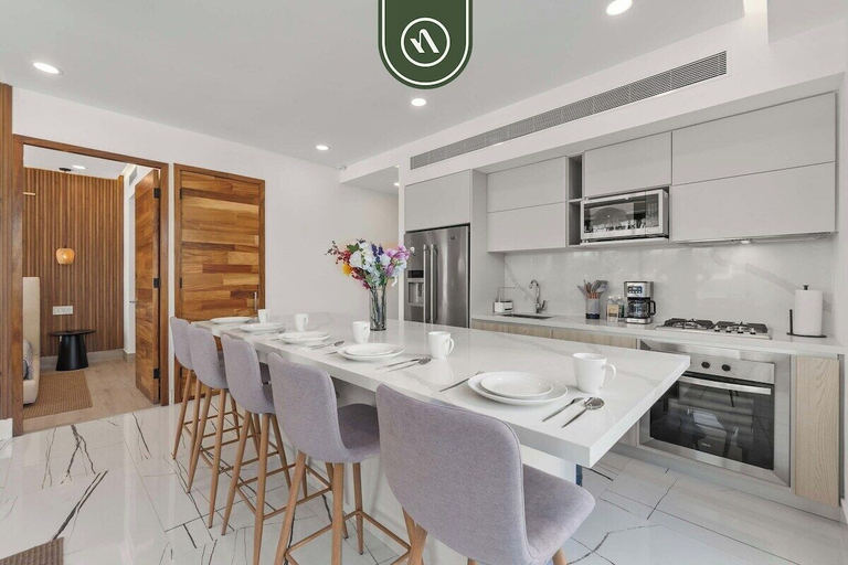 Private kitchen 3, Luxury 2 BR Condo With Dream Pools - Beach - Art, Compostela