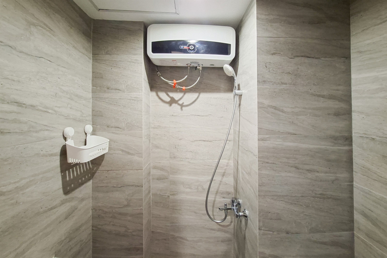 Bathroom 4, Cozy Studio with Murphy Bed at Collins Boulevard Apartment By Travelio, Tangerang