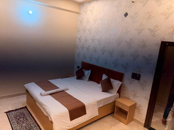 Room 3, The Classic Crown, Faizabad
