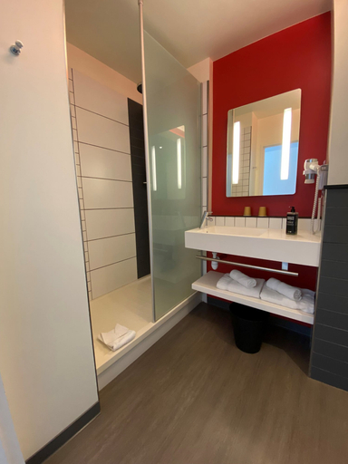 Bathroom 5, Ibis Styles Flers, Orne