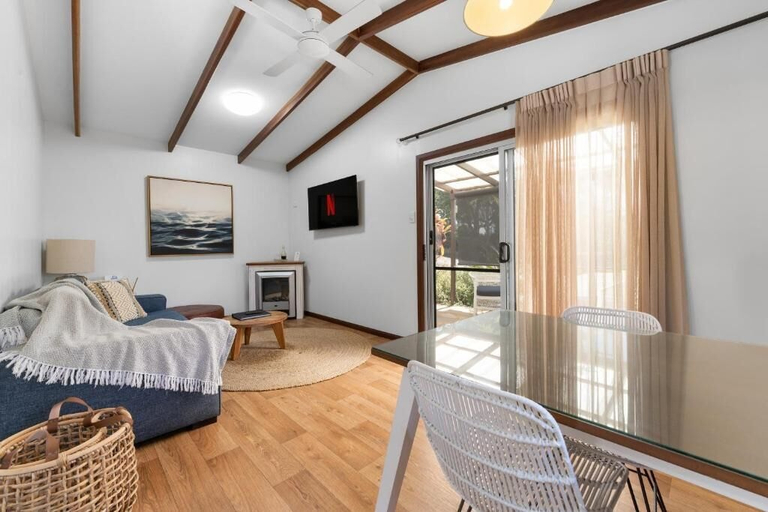 Living area, Lakes Edge Retreat, Eacham