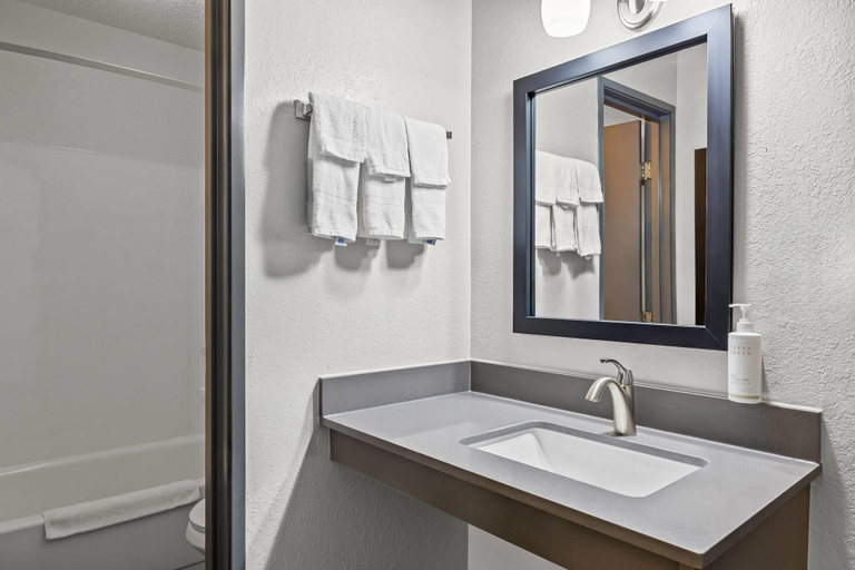 Bathroom 5, Days Inn by Wyndham Fond du Lac, Fond du Lac