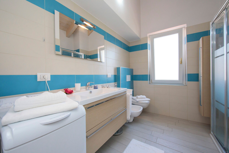 Bathroom 3, Silver Lake Apartment, Varese