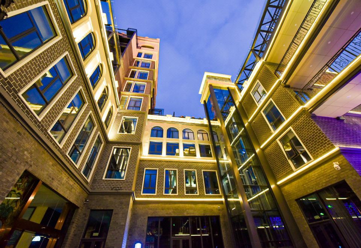Exterior & Views