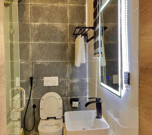 Bathroom 4, Lisa Suites and Hotels, Bwari