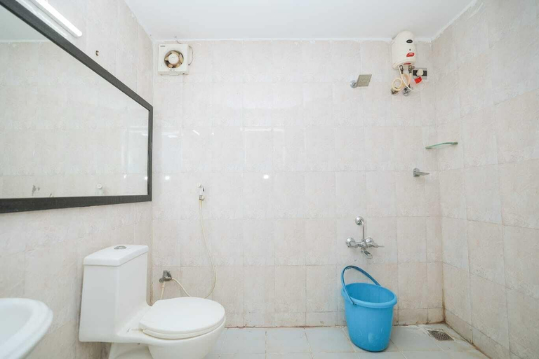 Bathroom 3, La Pavi Resort, Viluppuram