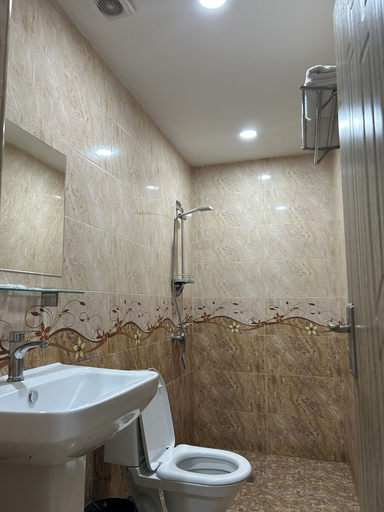 Bathroom 3, Aparan Hotel