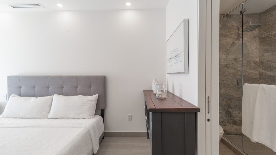 Room 3, Delightful 2 Bedroom Condo Encantame Towers Verano 705, Cass