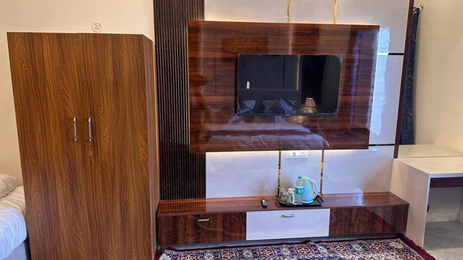 Room 2, Hotel Highway Retreat, Amroha