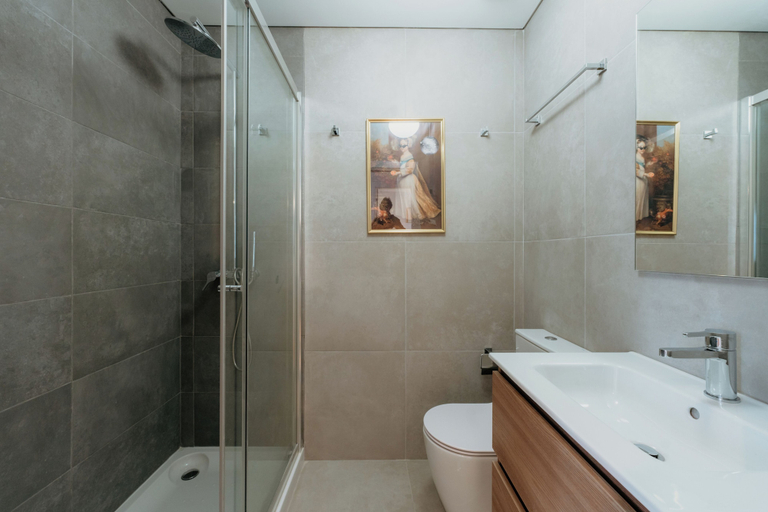 Bathroom 3, Maria Pia 4, Lisbon