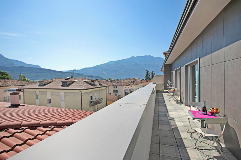 Others 3, Breath of Lake Garda Apartment, Trento