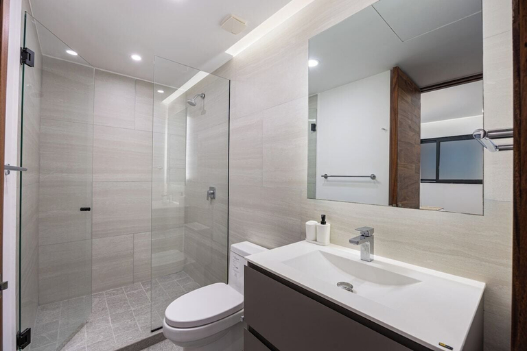 Bathroom 5, Udara Udara 2K, Compostela