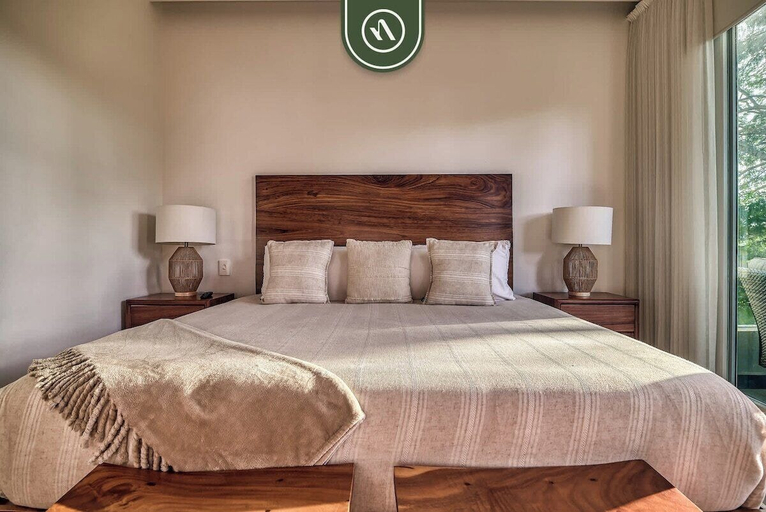 Room 5, Luxury 2 BR Condo Near Golf Courses and Marina, Puerto Vallarta