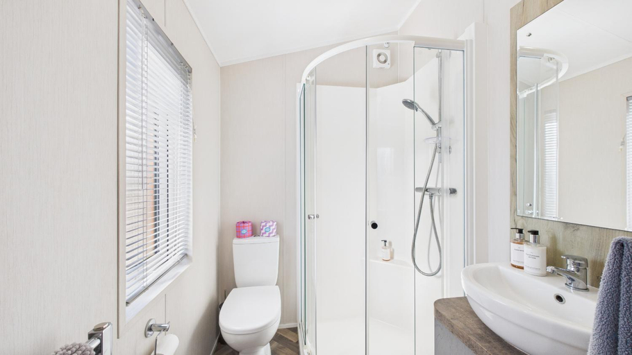 Bathroom 3, Rowan a welcoming countryside lodge, Isle of Wight