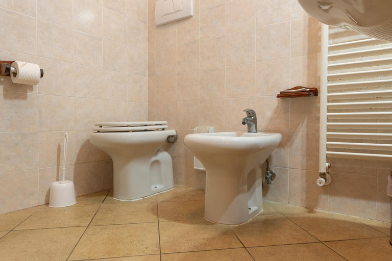 Bathroom 4, Borgo San Carlo, Pisa
