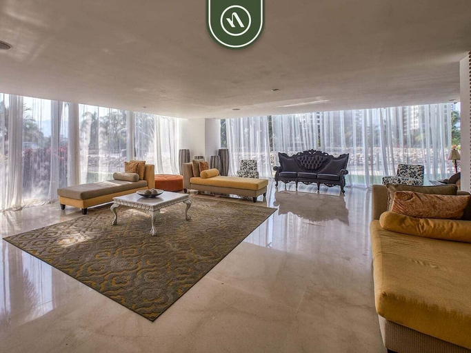 Interior 4, Luxury Oceanfront 2BR Condo With Private Balcony