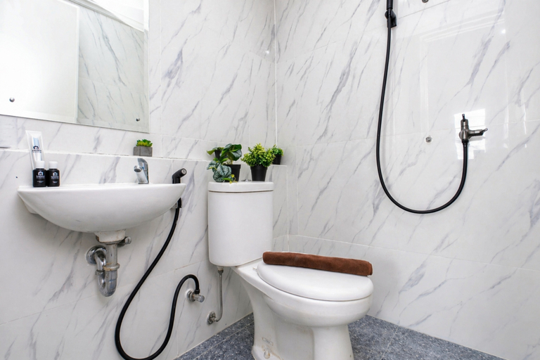 Bathroom 4, Compact Style Studio at Pakubuwono Terrace Apartment By Travelio, Jakarta Selatan