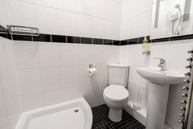 Bathroom 3, Barrington Lodge Hotel, West Sussex