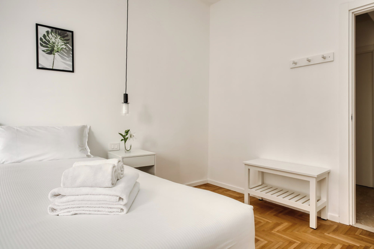 Others 4, Beautiful apt with 2 balconies, Milano