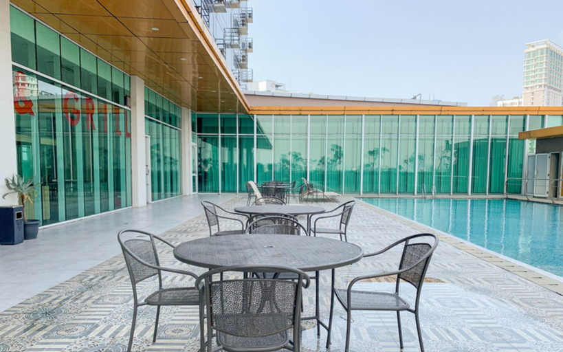 Swimming Pool 5, Restful 1BR with City View at Apartment Harco Mangga Besar By Travelio, Central Jakarta