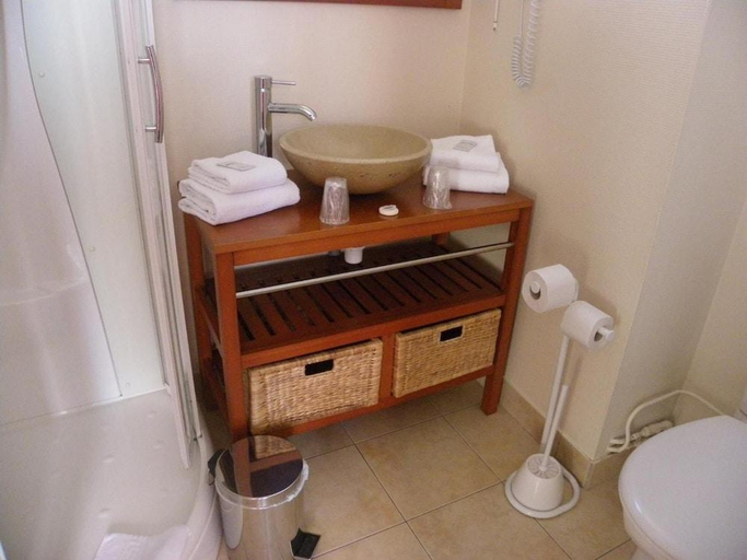 Bathroom 4, Hotel Moderne, Allier