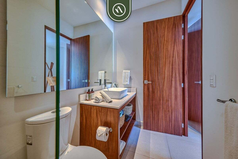 Bathroom 3, 2BR Condo With Rooftop Pool - 2 Min Walk to Beach, Compostela