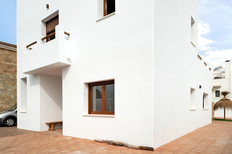 Exterior & Views