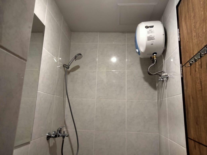 Bathroom, Delft Apartment Cpi City Of Makassar, Makassar