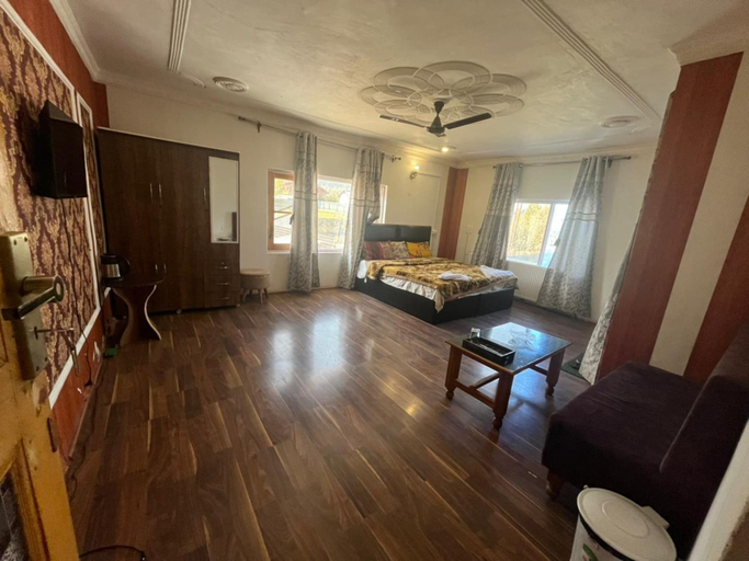 Room 5, Gulmarg Gateway Srinagar Tangmarg Rd, Baramulla