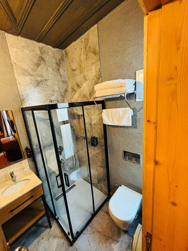 Bathroom 5, berfinn hotel beşiktaş, Beşiktaş