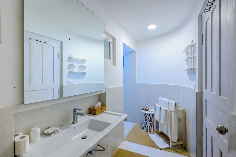Bathroom 4, Neemrana's - Ramgarh Bungalows, Nainital