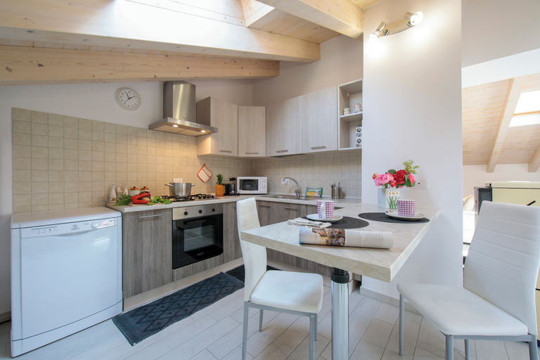 Others 2, Silver Lake Apartment, Varese