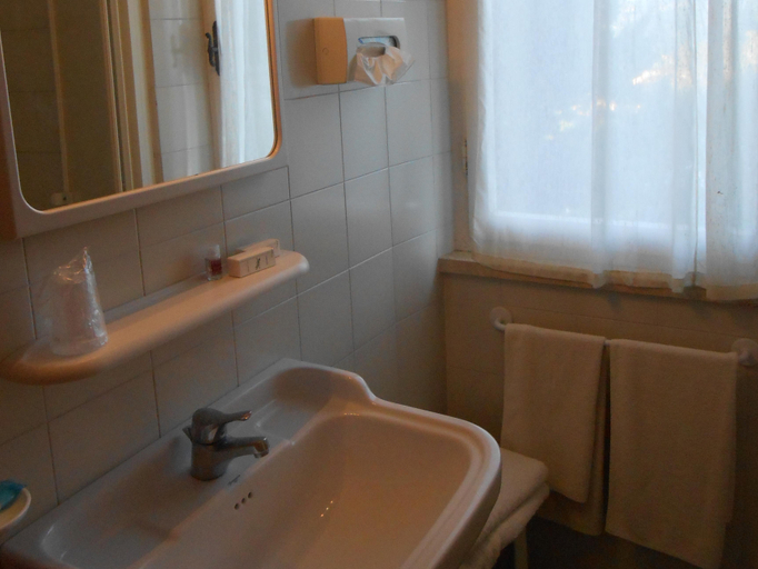 Bathroom 3, Hotel Vittoria, Grosseto