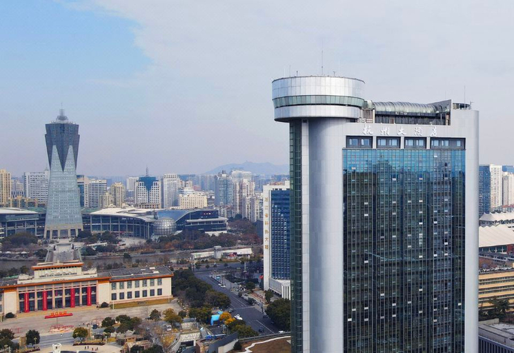 Exterior & Views