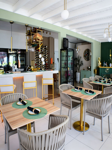 Food & Drinks 5, Luichy's Seaside Hotel